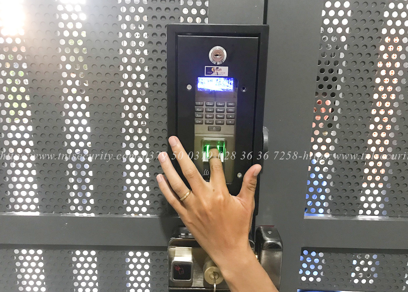 Lap-dat-khoa-cong-van-tay-tai-Vo-Van-Hat-quan-9